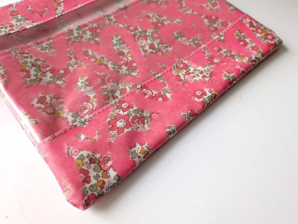 仕切り付きL-3 22×18 クリアポーチ ベッツィアングラフィティ リバティ ラミナート ♡リバティの象徴的な花柄の上にスプレーで描かれたハートが並べられ、魅力的デザインが誕生しました - 画像 (3)