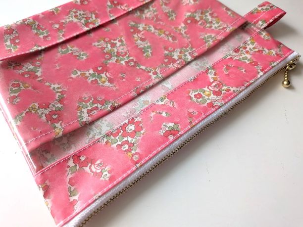 仕切り付きL-3 22×18 クリアポーチ ベッツィアングラフィティ リバティ ラミナート ♡リバティの象徴的な花柄の上にスプレーで描かれたハートが並べられ、魅力的デザインが誕生しました - 画像 (5)