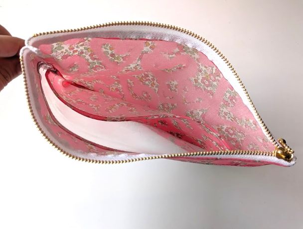 仕切り付きL-3 22×18 クリアポーチ ベッツィアングラフィティ リバティ ラミナート ♡リバティの象徴的な花柄の上にスプレーで描かれたハートが並べられ、魅力的デザインが誕生しました - 画像 (6)