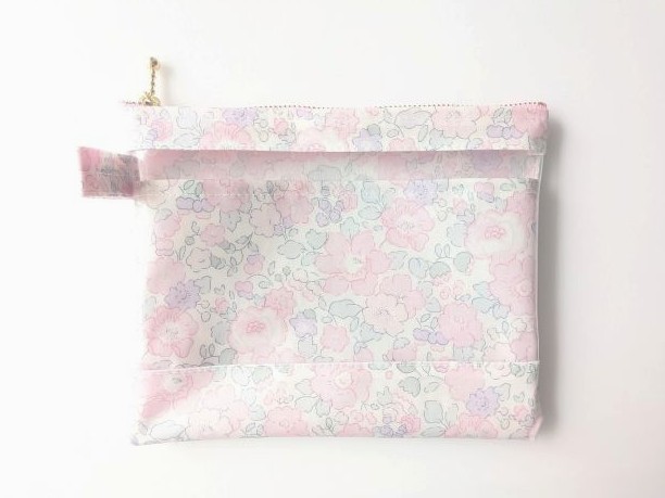 仕切りつきM-3　18.5×15　クリアポーチ　ベッツィ　リバティ　ラミネート　♡1982年にクラシックコレクションに加入以来不動の人気柄となっています