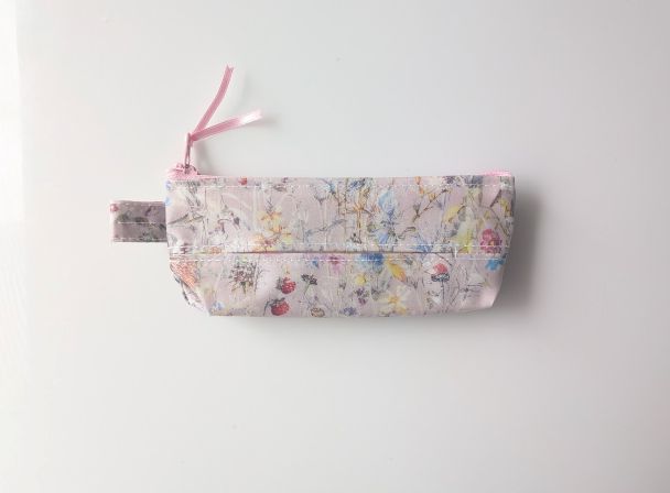 手さげ袋10ｌケース（レジ袋ケース）　ワイルドフラワーズ　リバティ　ラミネート　♡19世紀初期の『英国野花図鑑』のイラストからインスピレーションを得た柄