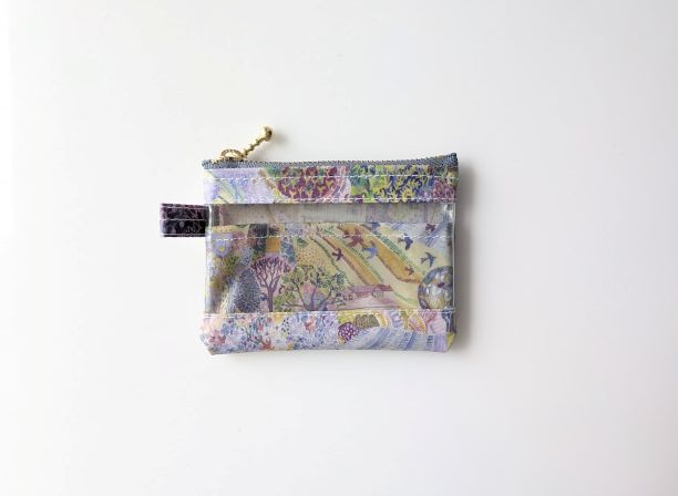 仕切り付きxxs-3　カードサイズ　クリアポーチ　ロイヤルオークハウス　リバティ　ラミネート　♡豊富な色と模様が入った一枚の絵のようなデザインで、童謡からとった小さな動物たちが隠されています