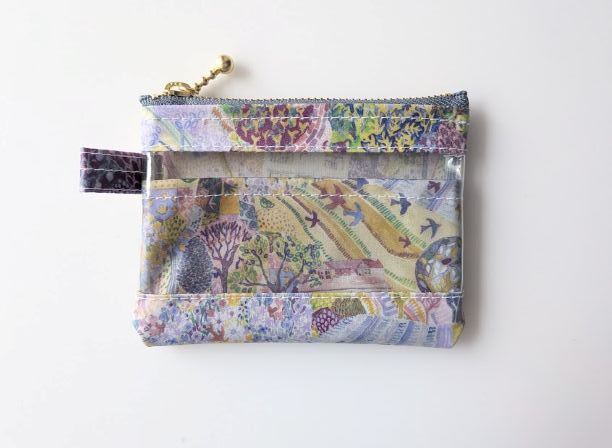 仕切り付きxxs-3 カードサイズ クリアポーチ ロイヤルオークハウス リバティ ラミネート ♡豊富な色と模様が入った一枚の絵のようなデザインで、童謡からとった小さな動物たちが隠されています - 画像 (2)