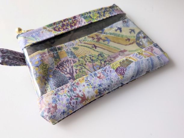 仕切り付きxxs-3 カードサイズ クリアポーチ ロイヤルオークハウス リバティ ラミネート ♡豊富な色と模様が入った一枚の絵のようなデザインで、童謡からとった小さな動物たちが隠されています - 画像 (4)