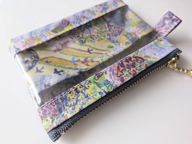 仕切り付きxxs-3 カードサイズ クリアポーチ ロイヤルオークハウス リバティ ラミネート ♡豊富な色と模様が入った一枚の絵のようなデザインで、童謡からとった小さな動物たちが隠されています - 画像 (5)