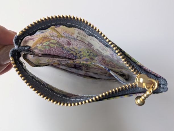 仕切り付きxxs-3 カードサイズ クリアポーチ ロイヤルオークハウス リバティ ラミネート ♡豊富な色と模様が入った一枚の絵のようなデザインで、童謡からとった小さな動物たちが隠されています - 画像 (6)