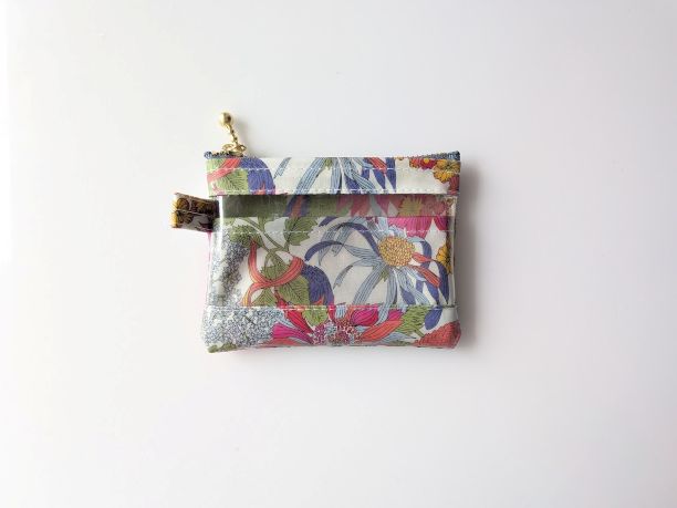 仕切り付きxxs-3　カードサイズ　クリアポーチ　アンジェリカガーラ　リバティ　ラミネート　♡大胆な大花