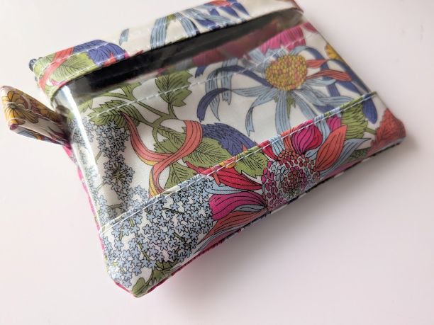 仕切り付きxxs-3 カードサイズ クリアポーチ アンジェリカガーラ リバティ ラミネート ♡大胆な大花 - 画像 (4)