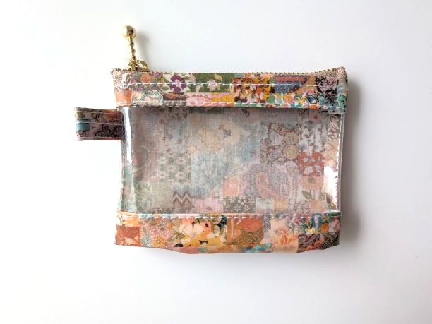 xxs-3 カードサイズ クリアポーチ アーカイブパッチワーク リバティ ラミネート ♡ 伝統的なペイズリーからモダンなジオメトリック、シグネチャーの花柄まで、57のデザインがそれぞれユニークな瞬間を表現 - 画像 (2)