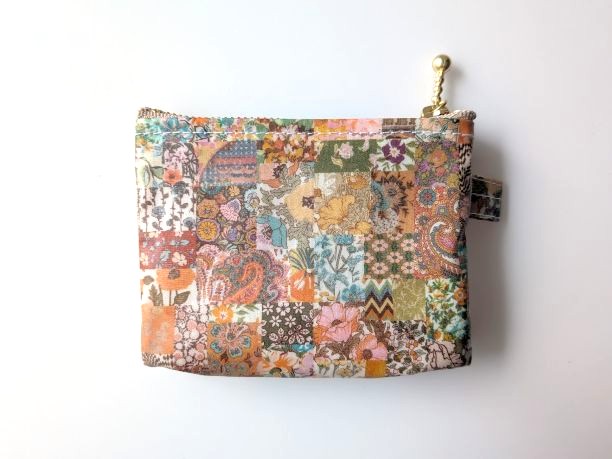 xxs-3 カードサイズ クリアポーチ アーカイブパッチワーク リバティ ラミネート ♡ 伝統的なペイズリーからモダンなジオメトリック、シグネチャーの花柄まで、57のデザインがそれぞれユニークな瞬間を表現 - 画像 (3)