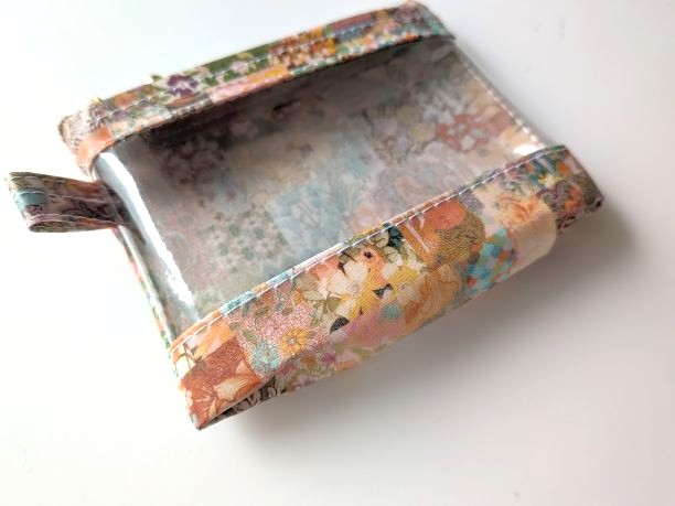 xxs-3 カードサイズ クリアポーチ アーカイブパッチワーク リバティ ラミネート ♡ 伝統的なペイズリーからモダンなジオメトリック、シグネチャーの花柄まで、57のデザインがそれぞれユニークな瞬間を表現 - 画像 (4)