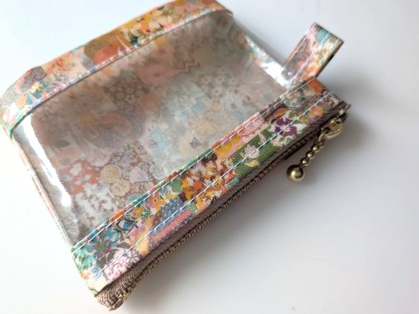 xxs-3 カードサイズ クリアポーチ アーカイブパッチワーク リバティ ラミネート ♡ 伝統的なペイズリーからモダンなジオメトリック、シグネチャーの花柄まで、57のデザインがそれぞれユニークな瞬間を表現 - 画像 (5)