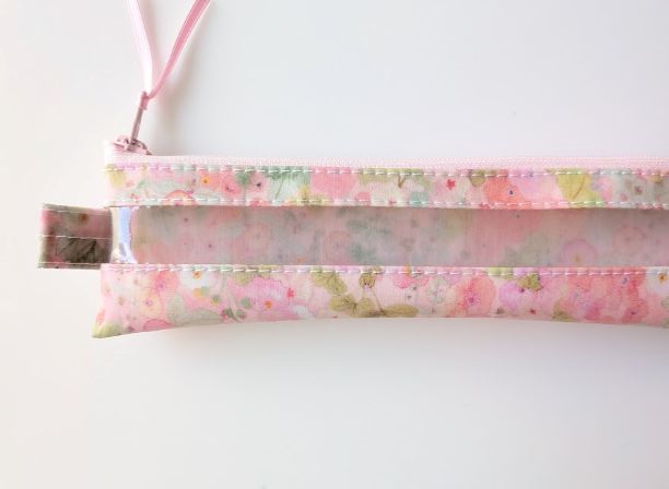 ペンケース細身 歯ブラシケース L字ファスナー クリアポーチ ホリーホックス リバティ ラミネート ♡典型的なイングリッシュガーデンに咲く沢山のタチアオイからインスピレーションを受け水彩で描かれました - 画像 (3)