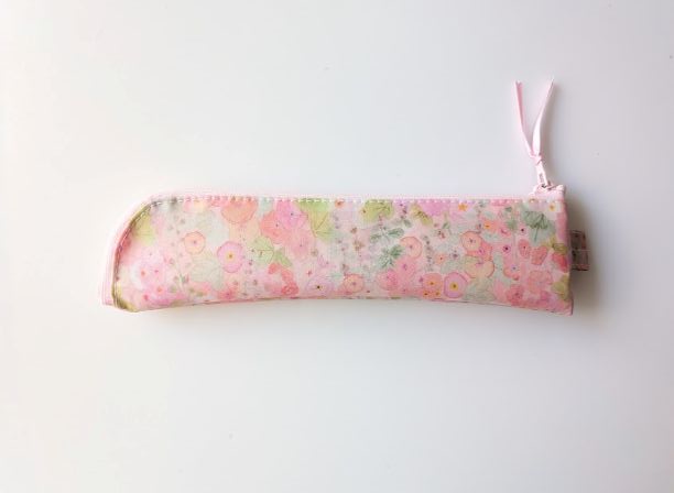 ペンケース細身 歯ブラシケース L字ファスナー クリアポーチ ホリーホックス リバティ ラミネート ♡典型的なイングリッシュガーデンに咲く沢山のタチアオイからインスピレーションを受け水彩で描かれました - 画像 (2)