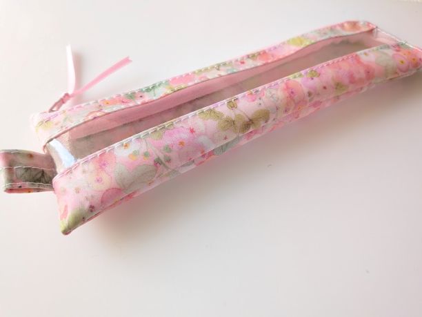ペンケース細身 歯ブラシケース L字ファスナー クリアポーチ ホリーホックス リバティ ラミネート ♡典型的なイングリッシュガーデンに咲く沢山のタチアオイからインスピレーションを受け水彩で描かれました - 画像 (4)