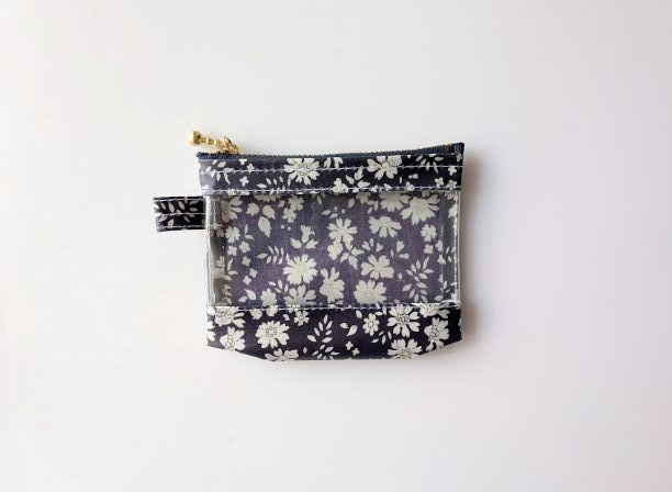 xxs-3　カードサイズ　クリアポーチ　カペル　リバティ　ラミネート　♡ 何年たっても人気の絶えることのない、シンプルなアウトラインと美しいカラーリングで表現される花柄