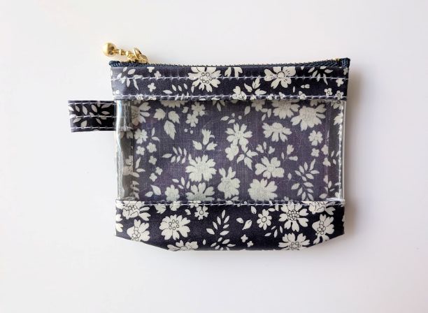 xxs-3 カードサイズ クリアポーチ カペル リバティ ラミネート ♡ 何年たっても人気の絶えることのない、シンプルなアウトラインと美しいカラーリングで表現される花柄 - 画像 (2)