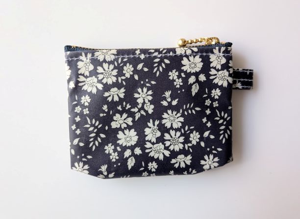 xxs-3 カードサイズ クリアポーチ カペル リバティ ラミネート ♡ 何年たっても人気の絶えることのない、シンプルなアウトラインと美しいカラーリングで表現される花柄 - 画像 (3)