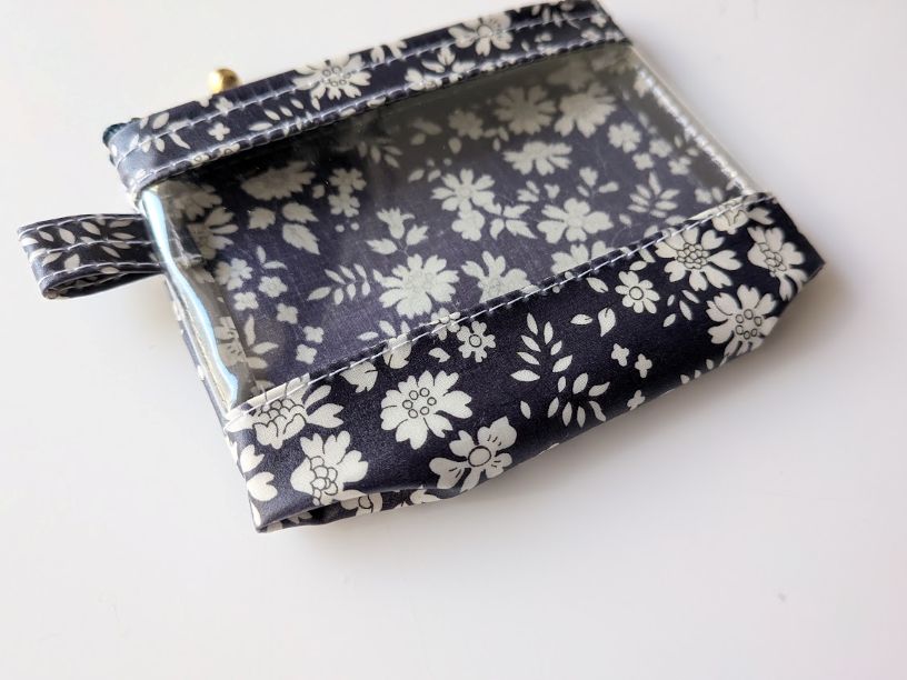 xxs-3 カードサイズ クリアポーチ カペル リバティ ラミネート ♡ 何年たっても人気の絶えることのない、シンプルなアウトラインと美しいカラーリングで表現される花柄 - 画像 (4)