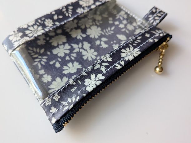 xxs-3 カードサイズ クリアポーチ カペル リバティ ラミネート ♡ 何年たっても人気の絶えることのない、シンプルなアウトラインと美しいカラーリングで表現される花柄 - 画像 (5)