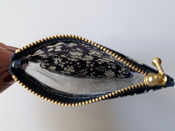 xxs-3 カードサイズ クリアポーチ カペル リバティ ラミネート ♡ 何年たっても人気の絶えることのない、シンプルなアウトラインと美しいカラーリングで表現される花柄 - 画像 (6)