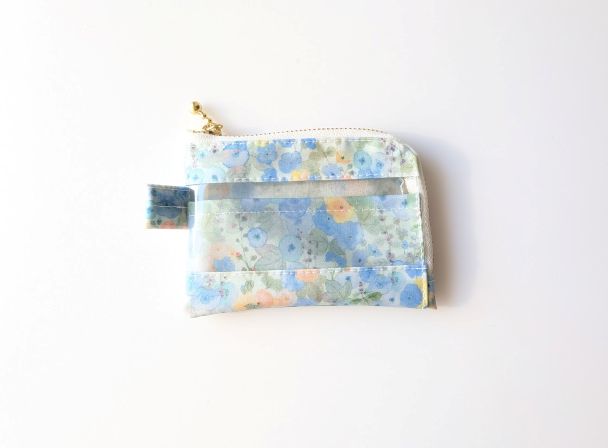 仕切り付きA7　L字ファスナークリアポーチ　ホリーホックス　リバティ　ラミネート　カードサイズ　♡典型的なイングリッシュガーデンに咲く沢山のタチアオイからインスピレーションを受け水彩で描かれました