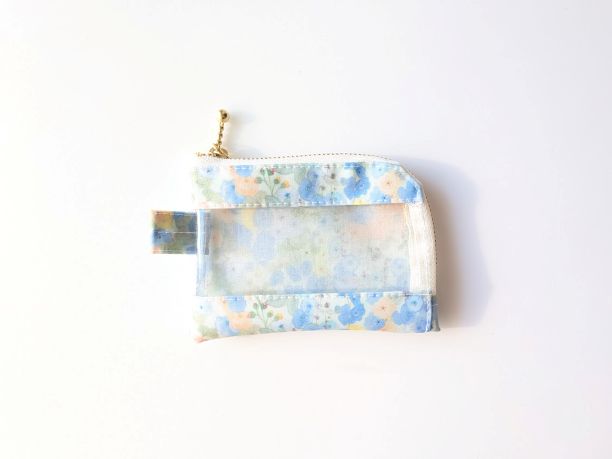 A7　L字ファスナークリアポーチ　ホリーホックス　リバティ　ラミネート　カードサイズ　♡典型的なイングリッシュガーデンに咲く沢山のタチアオイからインスピレーションを受け水彩で描かれました