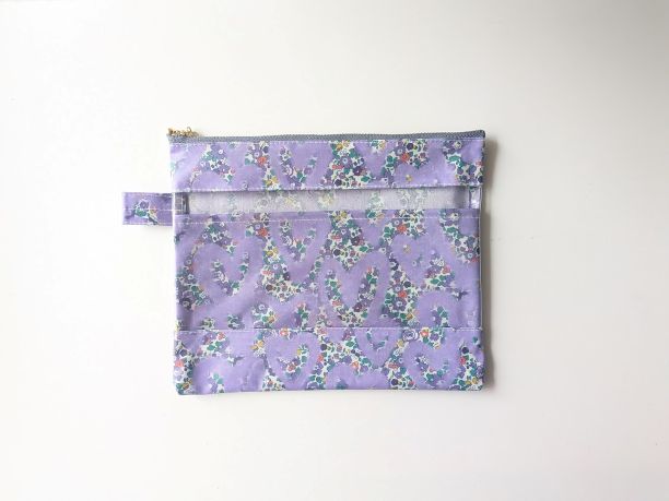 仕切り付きL-3　22×18　クリアポーチ　ベッツィアングラフィティ　リバティ　ラミナート　♡「ベッツィ」をフレッシュで楽しくアレンジしました