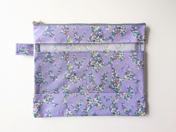 仕切り付きL-3 22×18 クリアポーチ ベッツィアングラフィティ リバティ ラミナート ♡「ベッツィ」をフレッシュで楽しくアレンジしました - 画像 (2)