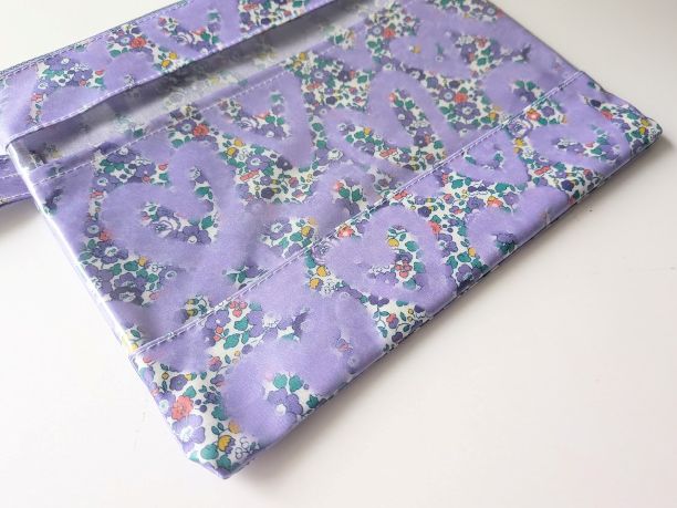 仕切り付きL-3 22×18 クリアポーチ ベッツィアングラフィティ リバティ ラミナート ♡「ベッツィ」をフレッシュで楽しくアレンジしました - 画像 (4)