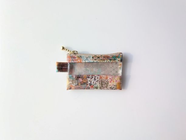 xxxs-3　9×5.5　クリアポーチ 　アーカイブパッチワーク　リバティ　ラミネート　♡57のデザインがそれぞれユニークな瞬間を表現し、数十年にわたるストアの多様なスタイルを表現