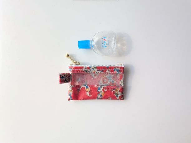 xxxs-3　9×5.5　クリアポーチ 　ベッツィアングラフィティ　リバティ　ラミネート　♡「ベッツィ」をフレッシュで楽しくアレンジしました