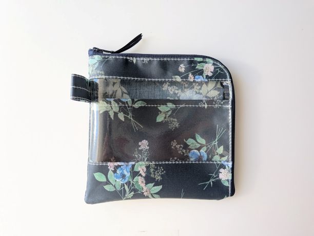 仕切り付きXS　L字ファスナー　クリアポーチ　イルマズブーケ　リバティ　♡Irma」を“Bouquet(ブーケ)”にした別柄