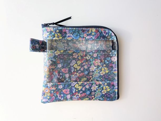 仕切り付きXS　L字ファスナー　クリアポーチ　クラシックガーデン　リバティ　♡リバティで最も有名で愛されている定番柄の見事な饗宴です