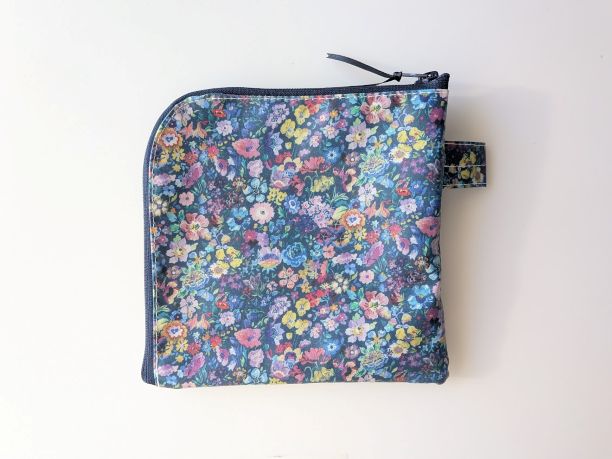 仕切り付きXS L字ファスナー クリアポーチ クラシックガーデン リバティ ♡リバティで最も有名で愛されている定番柄の見事な饗宴です - 画像 (2)