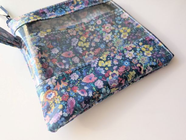 仕切り付きXS L字ファスナー クリアポーチ クラシックガーデン リバティ ♡リバティで最も有名で愛されている定番柄の見事な饗宴です - 画像 (3)