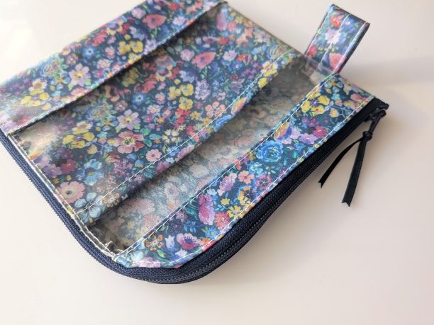仕切り付きXS L字ファスナー クリアポーチ クラシックガーデン リバティ ♡リバティで最も有名で愛されている定番柄の見事な饗宴です - 画像 (4)