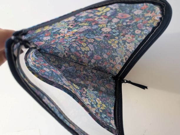 仕切り付きXS L字ファスナー クリアポーチ クラシックガーデン リバティ ♡リバティで最も有名で愛されている定番柄の見事な饗宴です - 画像 (5)