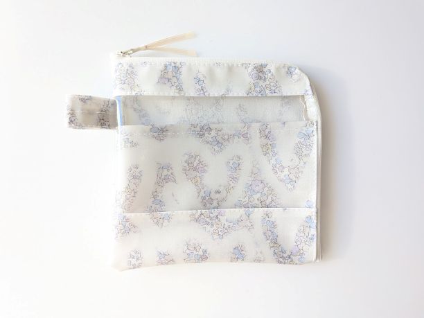 仕切り付きXS　L字ファスナー　クリアポーチ　ベッツィアングラフィティ　リバティ　♡リバティの象徴的な花柄の上にスプレーで描かれたハートが並べられ、魅力的デザインが誕生しました