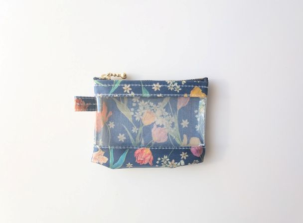 xxs-3　カードサイズ　クリアポーチ　スプリングブルームス　リバティ　ラミネート　♡ポピー、チューリップ、オニユリ、野ニラなどの花々が、春の到来を告げ、祝福しています