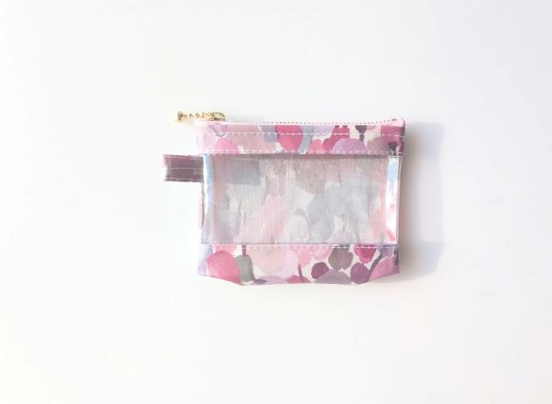 xxs-3　カードサイズ　クリアポーチ　チューリップフィールズ　リバティ　ラミネート　♡重ねられた色に茎を書き加え、ダンスをしているようなチューリップへと変換されました