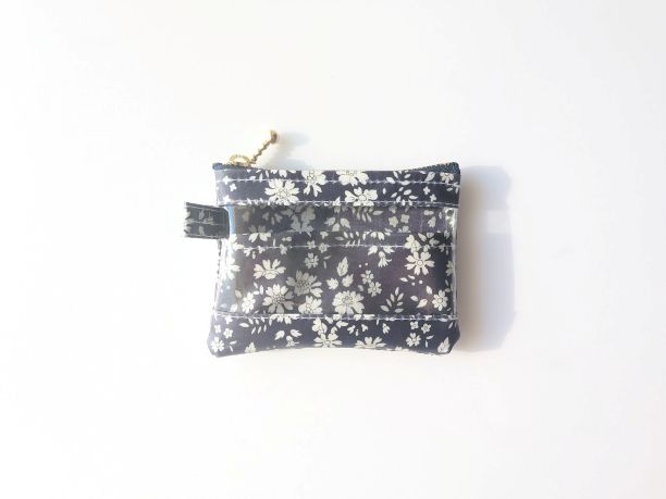 仕切り付きxxs-3　カードサイズ　クリアポーチ　カペル　リバティ　ラミネート　♡何年たっても人気の絶えることのない、シンプルなアウトラインと美しいカラーリングで表現される花柄