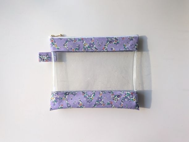 L　22×18　クリアポーチ　ベッツィアングラフィティ　リバティ　ラミネート　♡リバティの象徴的な花柄の上にスプレーで描かれたハートが並べられ、魅力的なデザインが誕生しました