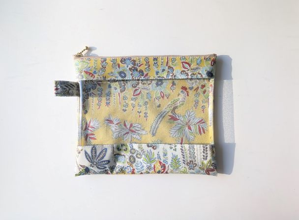 L-3　22×18　クリアポーチ　エイヴィリーペイズリー　リバティ　ラミネート　♡熱帯のヤシの木、羽のような葉、幻想的な花々が細部に至るまで精巧に描かれています