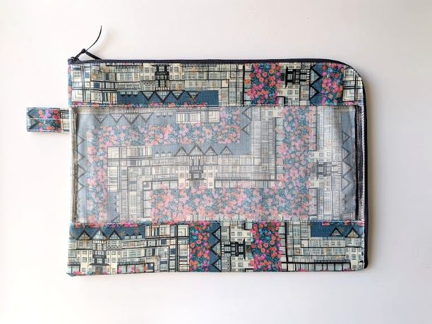 A4　L字ファスナークリアポーチ　チューダーベリー　リバティ　ラミネート　♡「チューダー・ベル」と「ウィルトシャー・ベリー」を独自に組み合わせ、ひねりを加えたひと柄