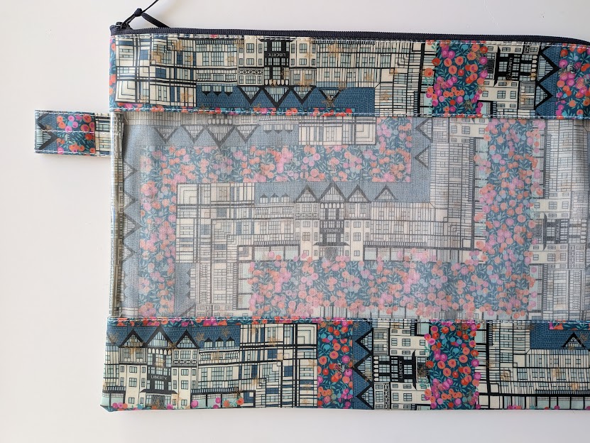 A4 L字ファスナークリアポーチ チューダーベリー リバティ ラミネート ♡「チューダー・ベル」と「ウィルトシャー・ベリー」を独自に組み合わせ、ひねりを加えたひと柄 - 画像 (3)