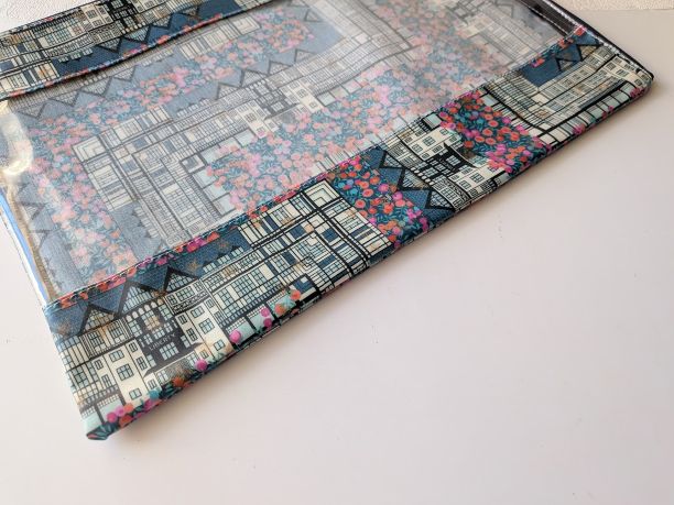 A4 L字ファスナークリアポーチ チューダーベリー リバティ ラミネート ♡「チューダー・ベル」と「ウィルトシャー・ベリー」を独自に組み合わせ、ひねりを加えたひと柄 - 画像 (4)