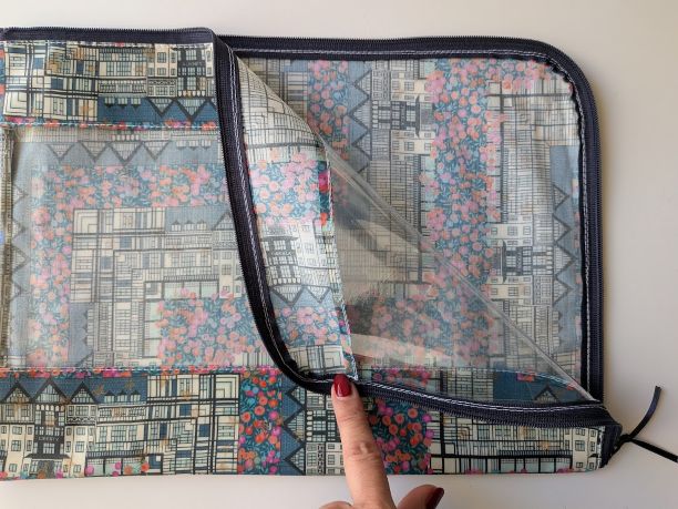 A4 L字ファスナークリアポーチ チューダーベリー リバティ ラミネート ♡「チューダー・ベル」と「ウィルトシャー・ベリー」を独自に組み合わせ、ひねりを加えたひと柄 - 画像 (6)