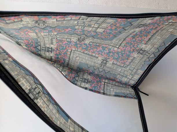 A4 L字ファスナークリアポーチ チューダーベリー リバティ ラミネート ♡「チューダー・ベル」と「ウィルトシャー・ベリー」を独自に組み合わせ、ひねりを加えたひと柄 - 画像 (7)