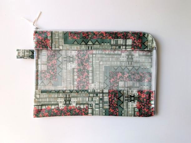 B5　L字ファスナークリアポーチ　チューダーベリー　リバティ　ラミネート　♡ 」を独自に組み合わせ、ひねりを加えたひと柄